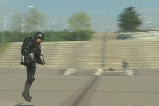 „Geležinis žmogus“ egzistuoja: britas sukonstravo skraidymo kostiumą