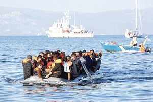 Tūkstančius pabėgėlių priėmę Lesbo salos gyventojai neslepia: riba – labai plona