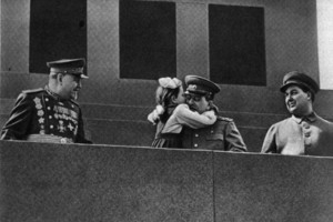 Vienos nuotraukos istorija: kas ta mergaitė, kuri įteikė puokštę Stalinui