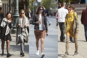 Gatvės stilius: vasarišką dieną vilnietės kojas slepia po storomis pėdkelnėmis
