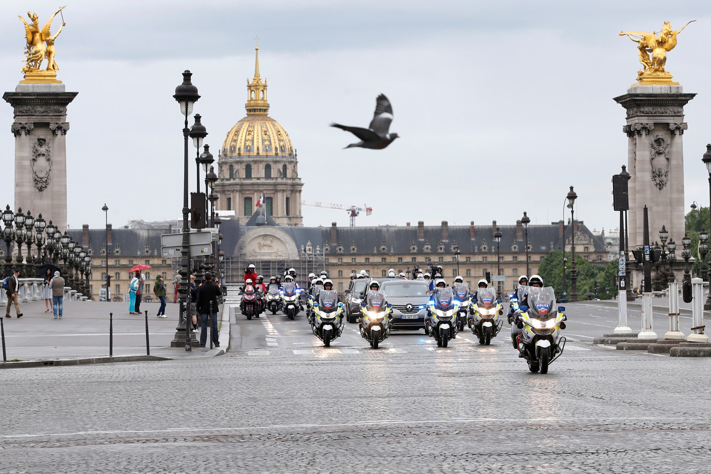 E.Macronas atvyko į Eliziejaus rūmus. <br> „Reuters“/„Scanpix“ nuotr.