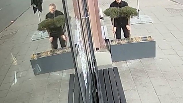 Neįtikėtina: Vilniuje apsaugos kameros užfiksavo ypač įžūlų vyro poelgį