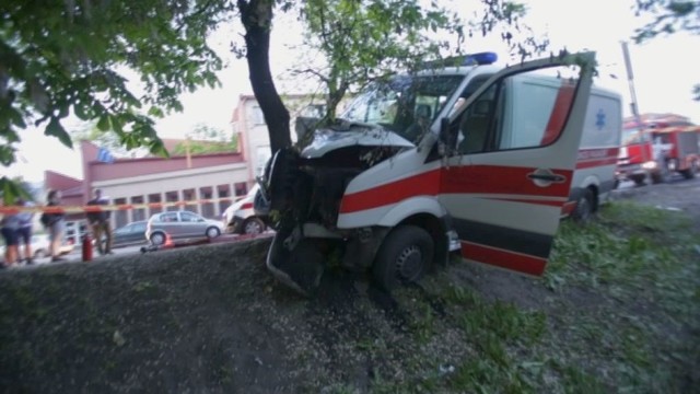 Kaune veždamas pacientą į medį atsitrenkė medikų automobilis, yra sužeistų