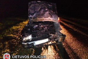 Rimta avarija Vilniaus r.: vienas automobilis užsidegė, sužeisti 3 žmonės