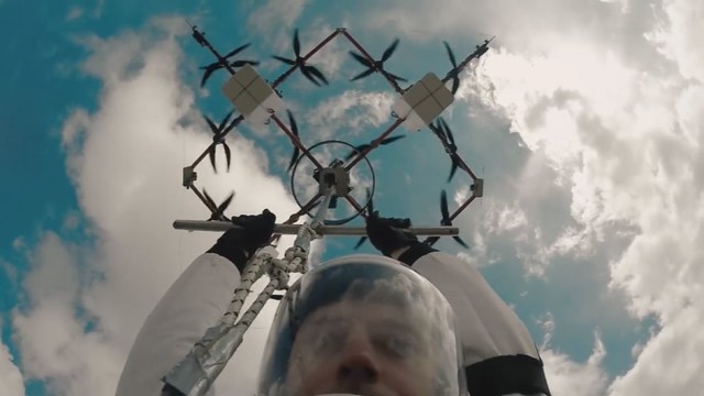 Latviai nustebino pasaulį: pirmieji pasaulyje atliko šuolį iš drono