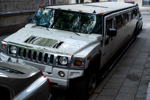 Vilniaus centre paliktas ukrainietiškas limuzinas užminė mįslę kriminalistams