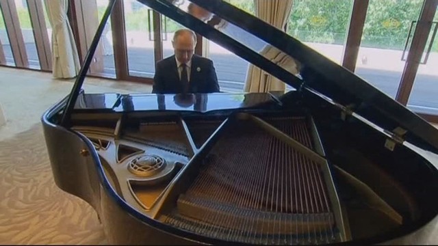 Putinas parodė, kad šiek tiek moka groti fortepijonu: grojo sovietines dainas