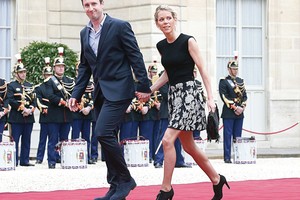 Prancūzijos pirmosios ponios dukra gina mamą nuo pavyduolių