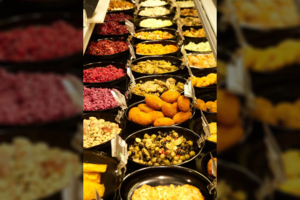 Darbuotojai pietų vis dažniau skuba ne į kavines, o parduotuves