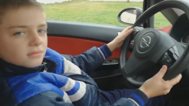 Berniukas sugalvojo pavairuoti tėvo automobilį, bet linksmybės baigėsi pasirodžius mamai