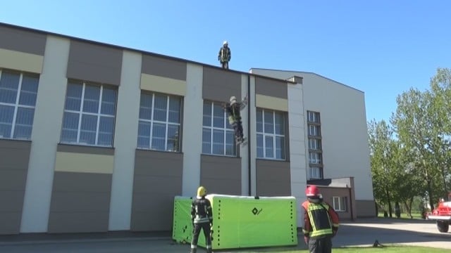 Raseiniuose ugniagesys gelbėtojas pratybų metu nesėkmingai nukrito nuo stogo