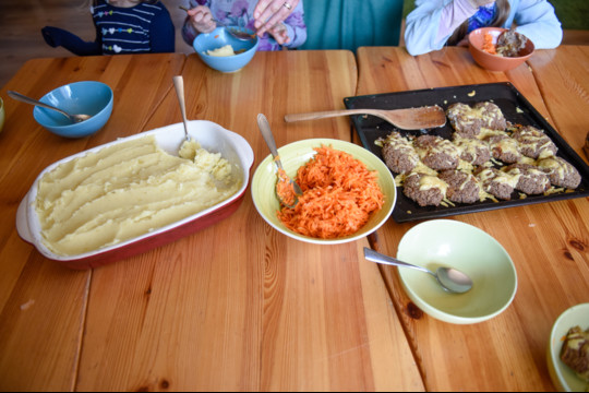 Į darželį vaiką nuvedęs tėvas pasibaisėjo sąlygomis: „Tai reikia stabdyti“