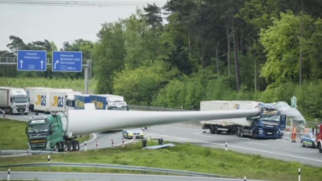 Nelaimė kaip iš „Kobra 11“: Vokietijoje vežama vėjo jėgainės mentė sukėlė avariją