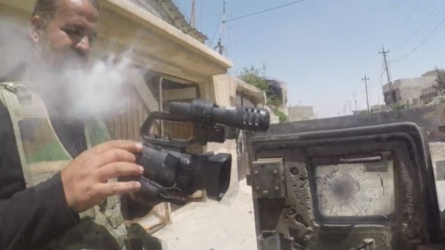Žurnalistą nuo mirtino snaiperio šūvio išgelbėjo vaizdo kamera