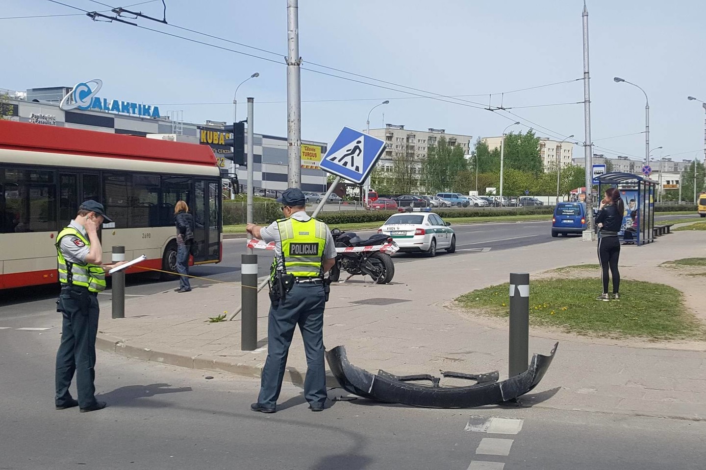 Vilniuje automobilis partrenkė motociklininką.