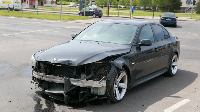 Vilniuje BMW taranavo ir sunkiai sužeidė motociklininką
