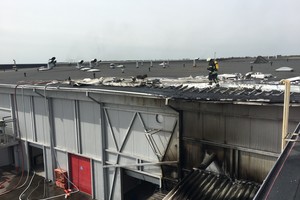 Liepsnos apėmė Kėdainių konservų fabriką, skubiai evakuota 100 darbuotojų