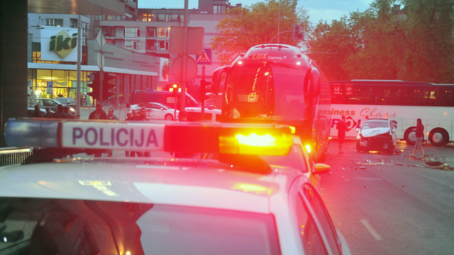 Po autobuso ir „Toyota Prius“ susidūrimo Vilniuje jaunai keleivei prireikė medikų