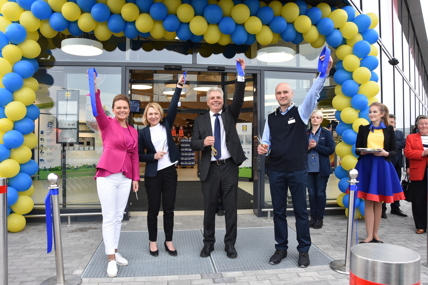 „Lidl“ parduotuvės atidarymas sutraukė įvairaus amžiaus žmonių, pirmieji pirkėjai prie parduotuvės buriavosi dar prieš oficialų parduotuvės atidarymą.