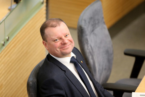 Politologai įvertino nevykusius Sauliaus Skvernelio juokelius: „Jam reikėtų įkvėpti oro“