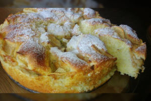 Lengvai pagaminamas biskvitinis pyragas su vaisiais