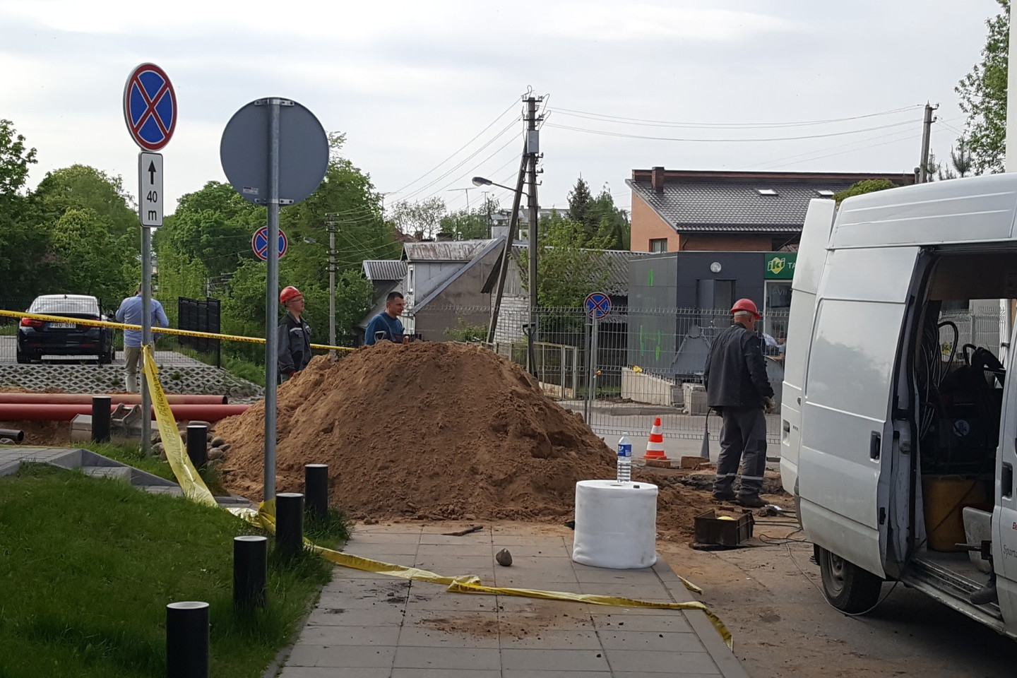Kaune atliekant dujotiekio jungimo darbus įvyko sprogimas, vienas vyras stipriai apdegė.