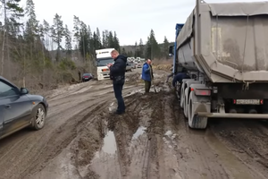 Rusijos vairuotojų vargai: magistralėje klimpsta net sunkvežimiai