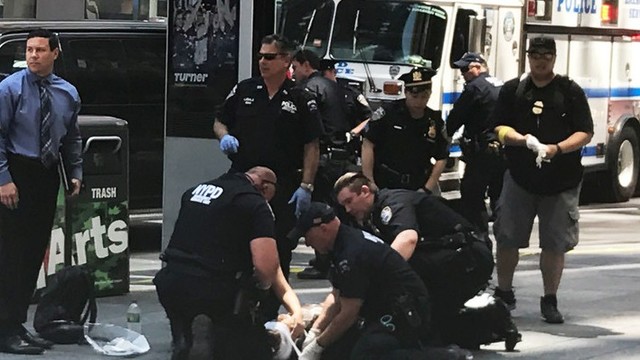 Vaizdai is įvykio vietos Niujorke: mirė mažiausiai vienas žmogus, sužeistieji – panikoje