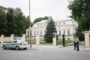 Į Baltarusijos ambasados kiemą įmestas sprogmuo