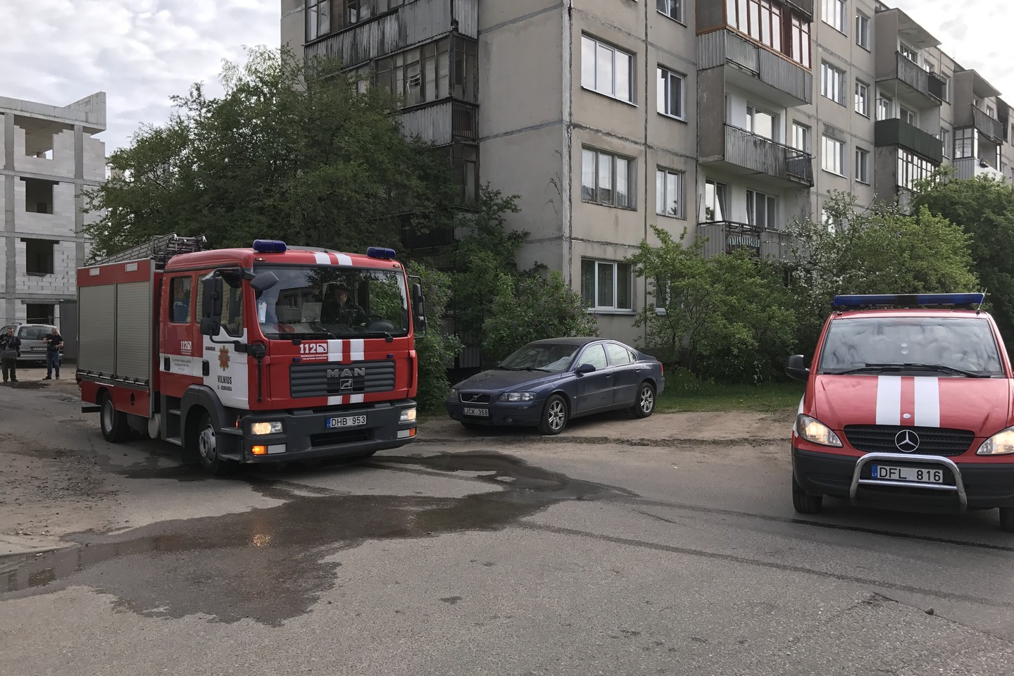 Penktadienio rytą Vilniuje atvira liepsna degė butas.