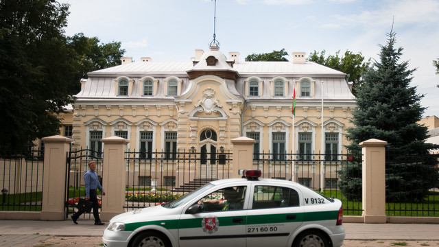Baltarusijos ambasados kieme sprogo nežinomas sprogmuo