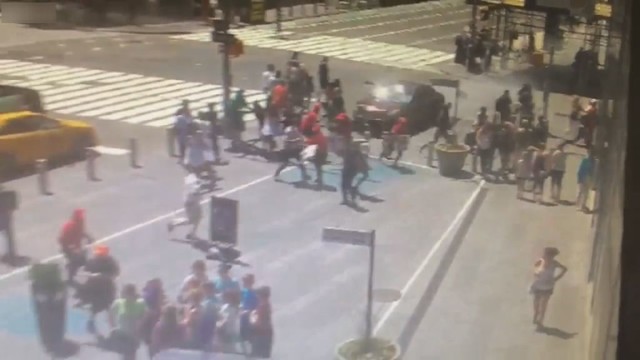 Paviešintas kraupus vaizdo įrašas, kaip automobilis Niujorke įsirėžia į minią žmonių