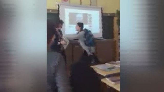 Šokiruojantys vaizdai: užfiksuota, kaip Kuršėnuose mokiniai smurtauja prieš mokytoją