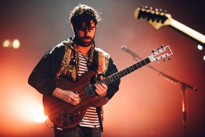 Pažintis su į Vilnių atvykstančia grupe „Foals“: 10 jos dainų, kurias būtina išgirsti