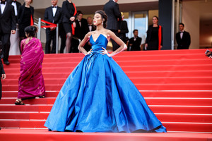 Baltme sergantis modelis Winnie Harlow sužibėjo ant raudonojo kilimo