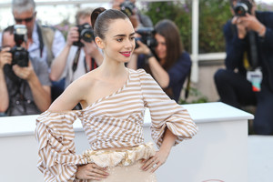 Aktorė Lily Collins gerbėjus nustebino tatuiruotėmis