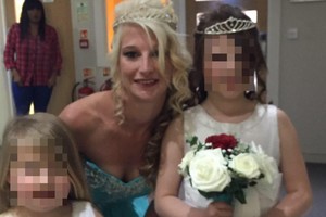 Prieš pat vestuves palikta nuotaka vis tiek žengė prie altoriaus dėl dukterų