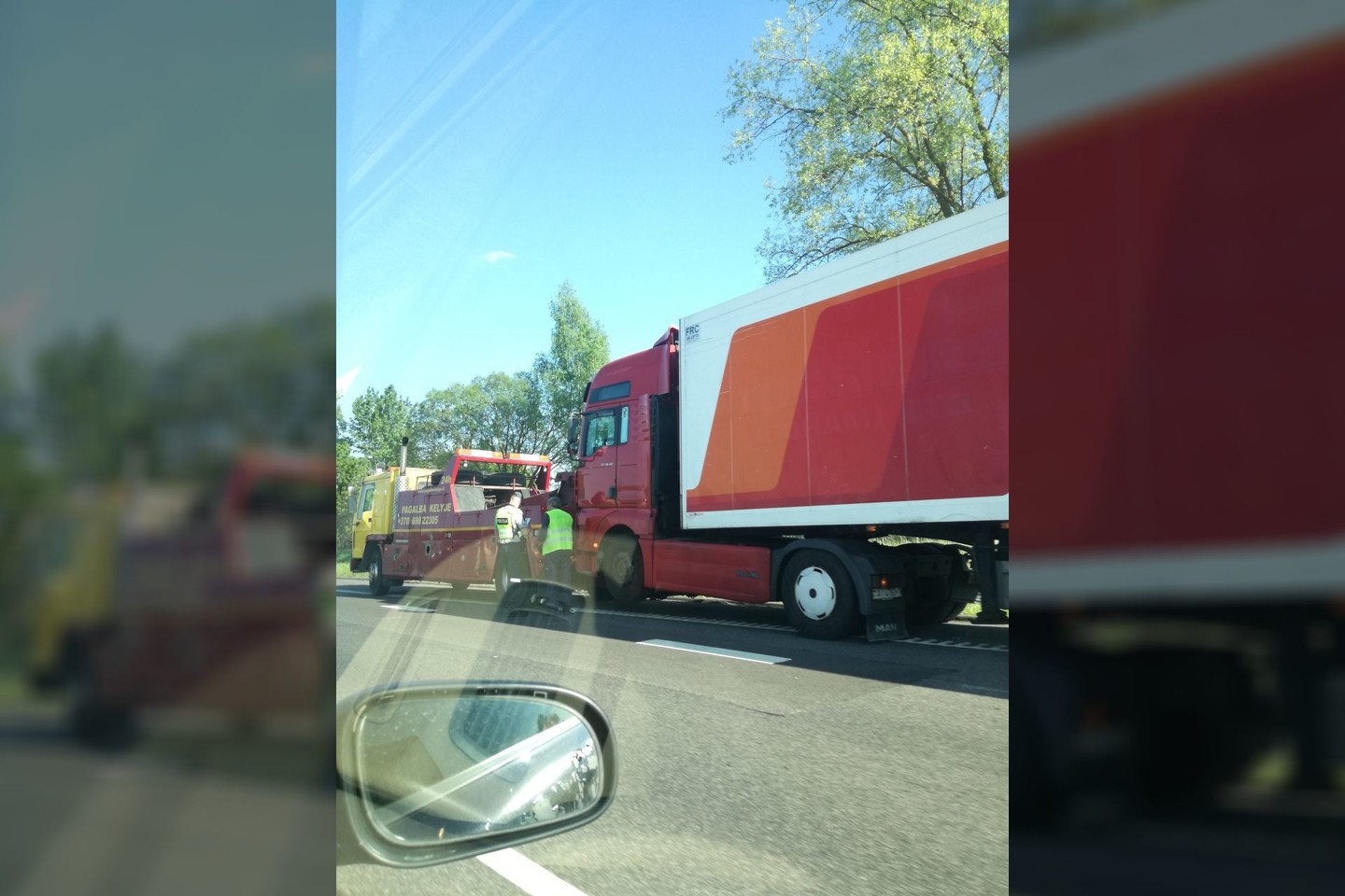 Kraupi mirtis autostradoje prie Elektrėnų: vilkikas užvažiavo ant jį tvarkiusio vairuotojo.
