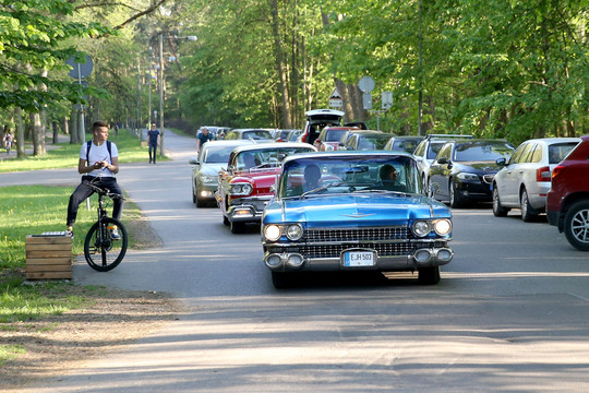 Vasarėjančiose sostinės gatvėse aidėjo amerikietiškų automobilių variklių gausmas