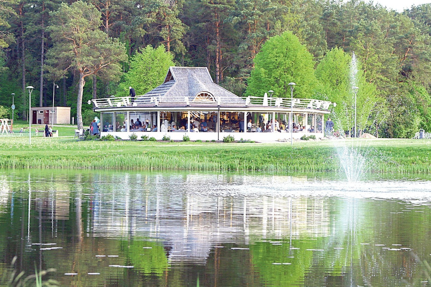 Įrengti patogūs ir staliukai, ir krėslai, lankytojams neužstojantys vaizdo į parką, pušyną, tvenkinį.