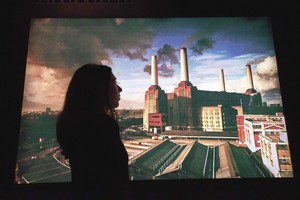 Jubiliejų švenčianti roko grupė „Pink Floyd“ įsiamžino politikos kryžkelėse