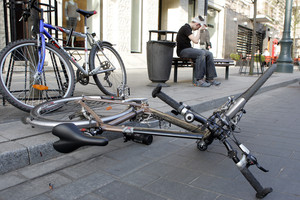 Panevėžio rajone krovininis automobilis rėžėsi į 61 metų dviratininką, vyras reanimacijoje