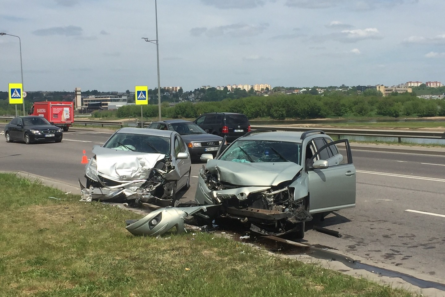 Užnemunės gatvėje Kaune įvyko dviejų automobilų kaktomuša, sužeista jauna moteris.