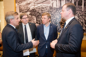 Nuo valdžios apgirtę politikai tautą siekia paversti avių banda