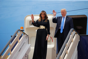  Į Saudo Arabiją nepridengtais plaukais atvykusi Melania Trump patraukė socialinių tinklų dėmesį