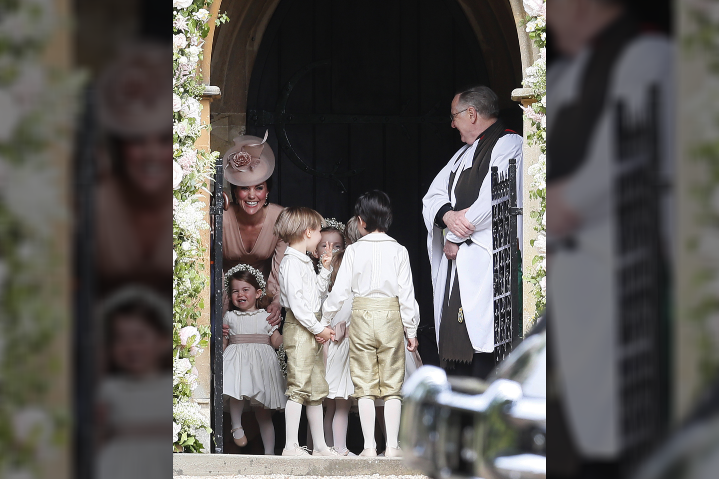  Mažieji princas George'as ir princesė Charlotte į bažnyčią atvyko su mama.<br> AP nuotr.