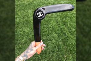 Australiją įsiutino už nesuvokiamą sumą pardavinėjamas „Chanel“ bumerangas