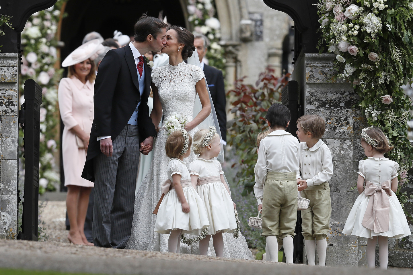  Pippa Middleton susituokė su finansininku Jamesu.<br> AP nuotr.