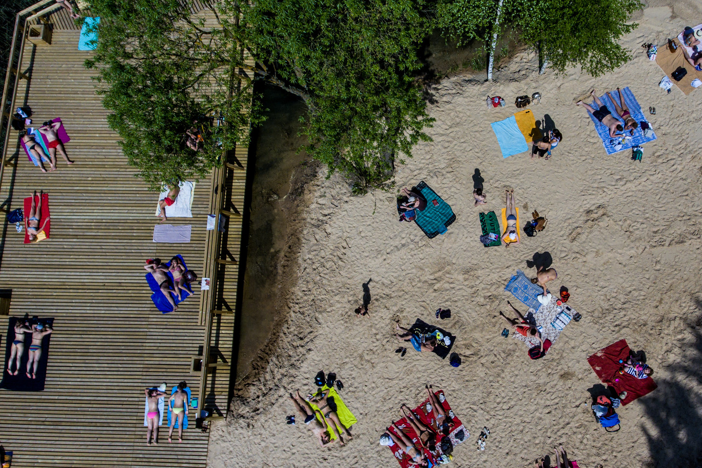  Vasaros išsiilgę poilsiautojai mėgavosi saulės spinduliais.<br> V.Ščiavinsko nuotr.