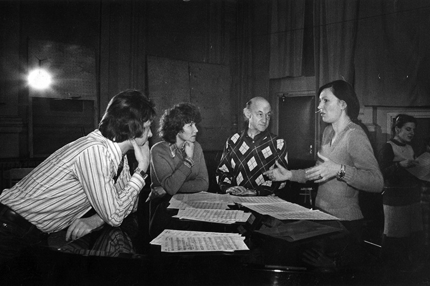  Vilniaus plokštelių studijos darbuotojai su kompozitoriumi B. Gorbulskiu (antras iš dešinės), 1982 m.<br>Z.Nutautaitės archyvas 